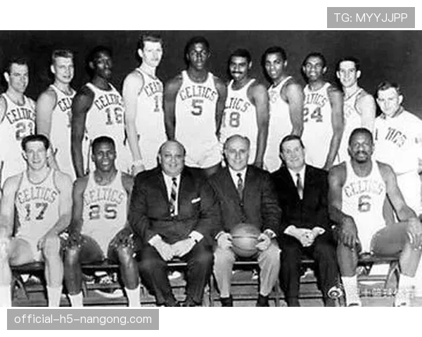 张伯伦低位单打主导篮下 数据碾压比尔拉塞尔