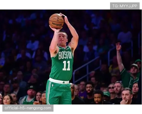 替补佩顿普里查德挡拆制造后卫错位，拉开外线成效