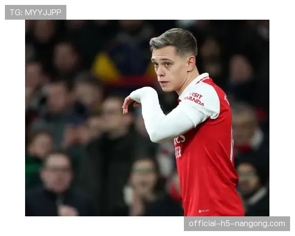 特罗萨德伪9号与边锋切换的战术多样性分析