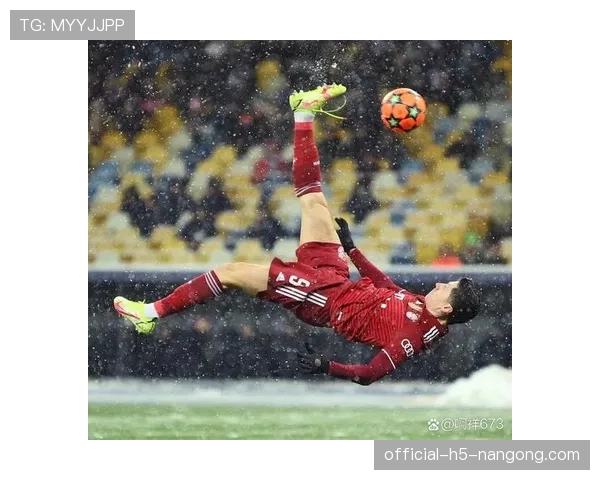 莱万多夫斯基在巴萨体系中的角色变化与战术适应能力解析