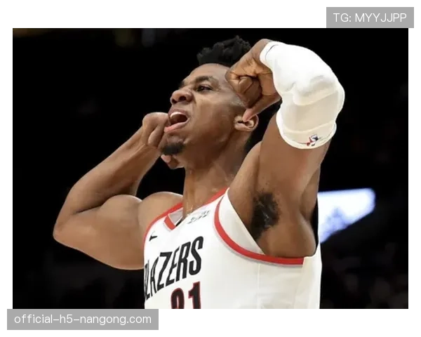 萨博尼斯高位手递手策应制造错位，高效两双数据提升国王进攻转换