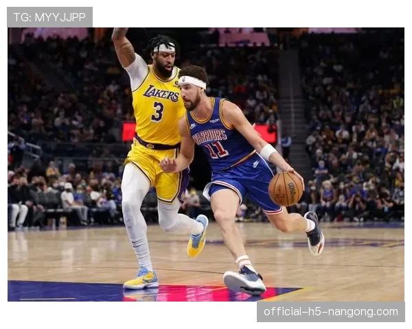 汤普森无球跑动拉开防线为库里创造单打机会